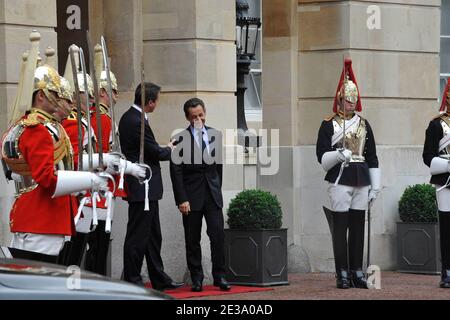 Der britische Premierminister David Cameron begrüßt den französischen Präsidenten Nicolas Sarkozy, der am 2. November 2010 im Lancaster House in London zu einem französisch-britischen Gipfel zusammenkommt. Cameron und Sarkozy werden wahrscheinlich weitreichende Verträge unterzeichnen, die ihre Kräfte dazu verpflichten werden, für die kommenden Jahrzehnte zusammenzuarbeiten. Foto von Elodie Gregoire/ABACAPRESS.COM Stockfoto