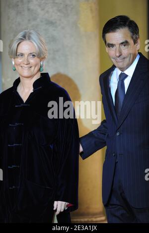 Francois Fillon und seine Frau Penelope kommen am 4. November 2010 zum Staatsessen im Elysee Palace in Paris, Frankreich, an. Der französische Präsident Nicolas Sarkozy und die First Lady Carla Bruni-Sarkozy empfangen den chinesischen Präsidenten Hu Jintao und die chinesische First Lady Liu Yongqing vor einem Staatsessen im Elysee-Palast. Foto von Nicolas Gouhier/ABACAPRESS.COM Stockfoto