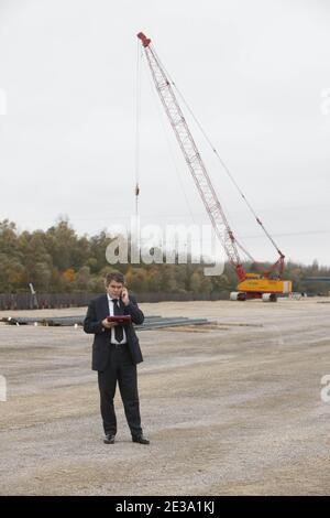 Der Kommunikationsberater des französischen Präsidenten Franck Louvrier ist während des Besuchs des französischen Präsidenten Nicolas Sarkozy bei der Firma Soufflet in Nogent-sur-seine bei Paris am 4. November 2010 abgebildet. Foto von Vladimir Sichov/Pool/ABACAPRESS.COM Stockfoto