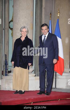 Der französische Premierminister Francois Fillon und seine Frau Penelope kommen am 4. November 2010 zum Staatsessen im Elysée-Palast in Paris an. Der französische Präsident Nicolas Sarkozy und die First Lady Carla Bruni-Sarkozy empfangen den chinesischen Präsidenten Hu Jintao und die chinesische First Lady Liu Yongqing vor einem Staatsessen im Elysee-Palast. Foto von Mousse/ABACAPRESS.COM Stockfoto