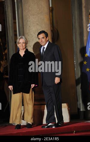 Francois Fillon und seine Frau Penelope kommen am 4. November 2010 zum Staatsessen im Elysee Palace in Paris, Frankreich, an. Der französische Präsident Nicolas Sarkozy und die First Lady Carla Bruni-Sarkozy empfangen den chinesischen Präsidenten Hu Jintao und die chinesische First Lady Liu Yongqing vor einem Staatsessen im Elysee-Palast. Foto von Thierry Orban/ABACAPRESS.COM Stockfoto