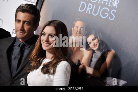 Die Darstellerinnen Jake Gyllenhaal und Anne Hathaway nehmen an der Vorführung von ''Love & Other Drugs'' beim AFI FEST 2010 Teil. Los Angeles, Kalifornien, 4. November 2010. Foto von Lionel Hahn/ABACAPRESS.COM' Stockfoto