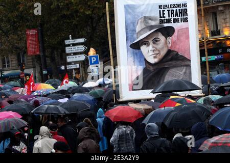 Am 06. November 2010 nehmen Menschen an einer Demonstration über Rentenreformen in Paris Teil. Foto von Stephane Lemouton/ABACAPRESS.COM Stockfoto