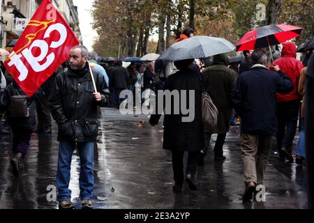 Am 06. November 2010 nehmen Menschen an einer Demonstration über Rentenreformen in Paris Teil. Foto von Stephane Lemouton/ABACAPRESS.COM Stockfoto