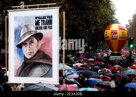 Am 06. November 2010 nehmen Menschen an einer Demonstration über Rentenreformen in Paris Teil. Foto von Stephane Lemouton/ABACAPRESS.COM Stockfoto