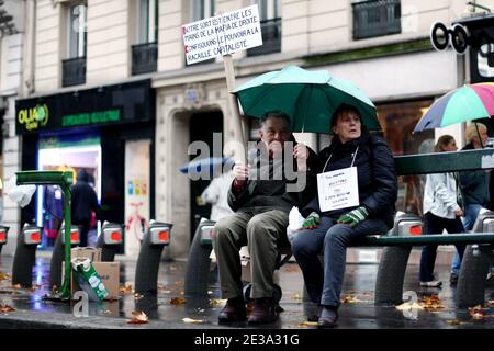 Am 06. November 2010 nehmen Menschen an einer Demonstration über Rentenreformen in Paris Teil. Foto von Stephane Lemouton/ABACAPRESS.COM Stockfoto