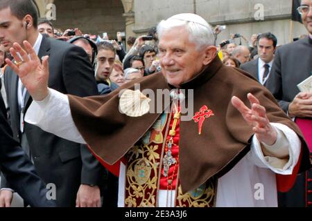 Papst Benedikt XVI. Trägt die traditionelle Jakobsmuschel und das Jakobskreuz des Jakobsweges bei seiner Ankunft in der Kathedrale Santiago de Compostela in Santiago de Compostela Galicien, im Nordwesten Spaniens, am 06. November 2010, um die Messe in der Kathedrale von Santiago zu feiern. Foto von ABACAPRESS.COM Stockfoto