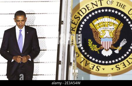 US-Präsident Barack Obama steigt auf die Air Force One zurück, als er am 10. November 2010 zum G20-Gipfel 2010 in Seoul, Südkorea, am Flughafen Seoul ankommt. Die Staats- und Regierungschefs der Welt werden in Seoul zum fünften Treffen der G20-Gruppe zusammenkommen, um das globale Finanzsystem und die Weltwirtschaft zu diskutieren. Südkorea ist das erste Land ohne G8, das Gastgeber des G-20-Gipfels ist. Foto von ABACAPRESS.COM Stockfoto