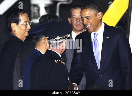 US-Präsident Barack Obama wird begrüßt, nachdem er die Air Force One bei seiner Ankunft am Flughafen Seoul zum G20-Gipfel 2010 am 10. November 2010 in Seoul, Südkorea, abgesetzt hat. Die Staats- und Regierungschefs der Welt werden in Seoul zum fünften Treffen der G20-Gruppe zusammenkommen, um das globale Finanzsystem und die Weltwirtschaft zu diskutieren. Südkorea ist das erste Land ohne G8, das Gastgeber des G-20-Gipfels ist. Foto von ABACAPRESS.COM Stockfoto