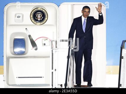 US-Präsident Barack Obama steigt auf die Air Force One zurück, als er am 10. November 2010 zum G20-Gipfel 2010 in Seoul, Südkorea, am Flughafen Seoul ankommt. Die Staats- und Regierungschefs der Welt werden in Seoul zum fünften Treffen der G20-Gruppe zusammenkommen, um das globale Finanzsystem und die Weltwirtschaft zu diskutieren. Südkorea ist das erste Land ohne G8, das Gastgeber des G-20-Gipfels ist. Foto von ABACAPRESS.COM Stockfoto