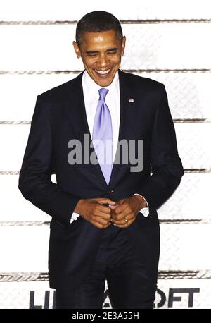 US-Präsident Barack Obama steigt auf die Air Force One zurück, als er am 10. November 2010 zum G20-Gipfel 2010 in Seoul, Südkorea, am Flughafen Seoul ankommt. Die Staats- und Regierungschefs der Welt werden in Seoul zum fünften Treffen der G20-Gruppe zusammenkommen, um das globale Finanzsystem und die Weltwirtschaft zu diskutieren. Südkorea ist das erste Land ohne G8, das Gastgeber des G-20-Gipfels ist. Foto von ABACAPRESS.COM Stockfoto