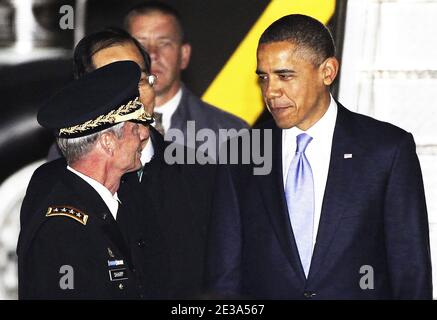 US-Präsident Barack Obama wird begrüßt, nachdem er die Air Force One bei seiner Ankunft am Flughafen Seoul zum G20-Gipfel 2010 am 10. November 2010 in Seoul, Südkorea, abgesetzt hat. Die Staats- und Regierungschefs der Welt werden in Seoul zum fünften Treffen der G20-Gruppe zusammenkommen, um das globale Finanzsystem und die Weltwirtschaft zu diskutieren. Südkorea ist das erste Land ohne G8, das Gastgeber des G-20-Gipfels ist. Foto von ABACAPRESS.COM Stockfoto