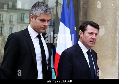 Der französische Junior-Arbeitsminister Laurent Wauquiez (L) und der Junior-Handelsminister Christian Estrosi verlassen nach dem wöchentlichen kabinettsrat am 10. November 2010 in Paris, Frankreich, den Elysee-Palast. Foto von Stephane Lemouton/ABACAPRESS.COM Stockfoto