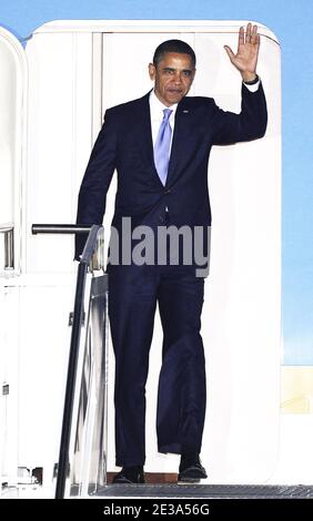 US-Präsident Barack Obama steigt auf die Air Force One zurück, als er am 10. November 2010 zum G20-Gipfel 2010 in Seoul, Südkorea, am Flughafen Seoul ankommt. Die Staats- und Regierungschefs der Welt werden in Seoul zum fünften Treffen der G20-Gruppe zusammenkommen, um das globale Finanzsystem und die Weltwirtschaft zu diskutieren. Südkorea ist das erste Land ohne G8, das Gastgeber des G-20-Gipfels ist. Foto von ABACAPRESS.COM Stockfoto