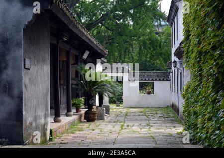 Meihuazhou landschaftlich schöne Gegend in Jiaxing, China. Altstadt auf dem Kanalsystem, das ursprünglich von Peking nach Hangzhou lief.Aug 2020 Stockfoto