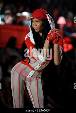 Model Chanel Iman geht am 10. November 2010 auf der Victoria's Secret Fashion Show 2010 in New York City, NY, auf die Piste. Foto von Lionel Hahn/ABACAPRESS.COM Stockfoto