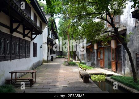 Meihuazhou landschaftlich schöne Gegend in Jiaxing, China. Altstadt auf dem Kanalsystem, das ursprünglich von Peking nach Hangzhou lief.Aug 2020 Stockfoto