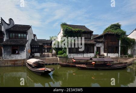 Touristenboote auf dem alten Beijing Hangzhou Kanal in Yuehe, Altstadt von Jiaxing, China. Die Gebäude sind im Stil der Zeit.Aug 2020 Stockfoto