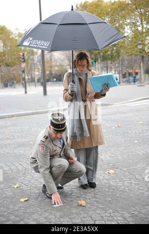 Atmosphäre während des Waffenstillstandstages Kranzniederlegung an der Statue des ehemaligen Premierministers Georges Clemenceau (1841-1929) während der Waffenstillstandfeier am 11. November 2010 in Paris, Frankreich. Foto von Thierry Orban/ABACAPRESS.COM Stockfoto