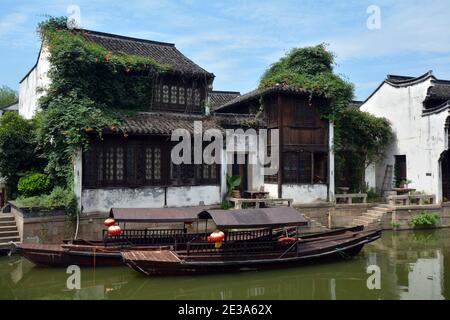 Touristenboote auf dem alten Beijing Hangzhou Kanal in Yuehe, Altstadt von Jiaxing, China. Die Gebäude sind im Stil der Zeit.Aug 2020 Stockfoto