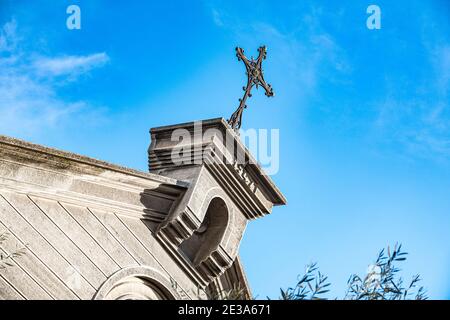 Izmir Alsancak katholische Kirche und Kreuz. Stockfoto