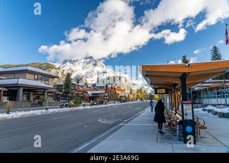 Banff High School Transit Hub Bushaltestelle. Banff Avenue an einem verschneiten sonnigen Tag. Kanadische Rockies. Stockfoto