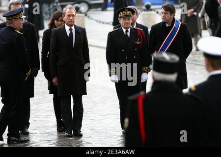 Anne Hidalgo, Bertrand Delanoe, Bürgermeisterin von Paris und der Pariser Polizeipräfekt Michel Gaudin, besuchen am 11. November 2010 den Triumphbogen in Paris, Frankreich, während einer Zeremonie zum Waffenstillstandstag anlässlich des 92. Jahrestages des Endes des Ersten Weltkriegs.Foto: Romuald Meigneux/Pool/ABACAPRESS.COM Stockfoto