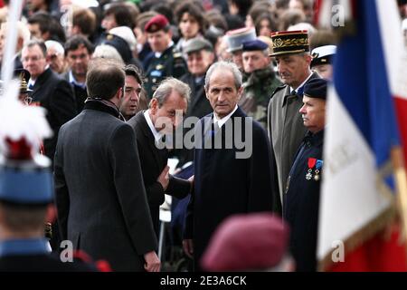 Bertrand Delanoe, Bürgermeister von Paris, und Hubert Falco besuchen den Arc de Triomphe in Paris, Frankreich am 11. November 2010 während einer Waffenstillstandfeier anlässlich des 92. Jahrestages des Endes des Ersten Weltkriegs.Foto von Romuald Meigneux/Pool/ABACAPRESS.COM Stockfoto