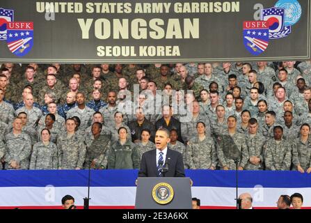 US-Präsident Barack Obama hält eine Rede, während er am 11. November 2010 während des G20-Gipfels in Seoul vom 11. Bis 12. November Truppen auf dem US-Militärstützpunkt in der Yongsan Garnison in Seoul, Südkorea, besucht. Foto von Korea Pool/ABACAPRESS.COM Stockfoto