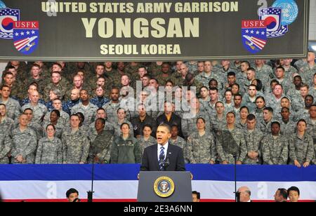 US-Präsident Barack Obama hält eine Rede, während er am 11. November 2010 während des G20-Gipfels in Seoul vom 11. Bis 12. November Truppen auf dem US-Militärstützpunkt in der Yongsan Garnison in Seoul, Südkorea, besucht. Foto von Korea Pool/ABACAPRESS.COM Stockfoto