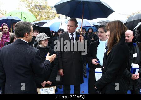 Der französische Präsident Nicolas Sarkozy, seine Frau Carla Bruni-Sarkozy und der Pariser Bürgermeister Bertrand Delanoe besuchen den Triumphbogen in Paris, Frankreich am 11. November 2010 während einer Zeremonie zum Waffenstillstandstag, anlässlich des 92. Jahrestages des Endes des Ersten Weltkriegs.Foto: Ludovic/Pool/ABACAPRESS.COM Stockfoto