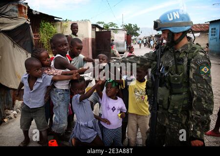 Patrouille der Mitglieder der MINUSTAH ((United Nations Stabilization Mission) in der Kleinstadt Cite Soleil in Port au Prince, Haiti, am 13. November 2010. Während der Cholera-Epidemie und früher sollte die erste Wende am 28. November 2010 stattfinden. Foto von Julien Tack/ABACAPRESS.COM Stockfoto