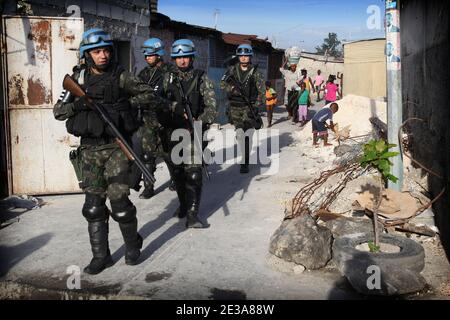 Patrouille der Mitglieder der MINUSTAH ((United Nations Stabilization Mission) in der Kleinstadt Cite Soleil in Port au Prince, Haiti, am 13. November 2010. Während der Cholera-Epidemie und früher sollte die erste Wende am 28. November 2010 stattfinden. Foto von Julien Tack/ABACAPRESS.COM Stockfoto