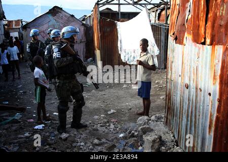 Patrouille der Mitglieder der MINUSTAH ((United Nations Stabilization Mission) in der Kleinstadt Cite Soleil in Port au Prince, Haiti, am 13. November 2010. Während der Cholera-Epidemie und früher sollte die erste Wende am 28. November 2010 stattfinden. Foto von Julien Tack/ABACAPRESS.COM Stockfoto