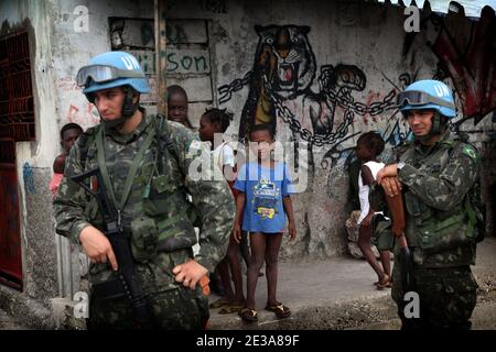 Patrouille der Mitglieder der MINUSTAH ((United Nations Stabilization Mission) in der Kleinstadt Cite Soleil in Port au Prince, Haiti, am 13. November 2010. Während der Cholera-Epidemie und früher sollte die erste Wende am 28. November 2010 stattfinden. Foto von Julien Tack/ABACAPRESS.COM Stockfoto