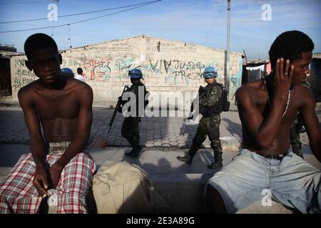 Patrouille der Mitglieder der MINUSTAH ((United Nations Stabilization Mission) in der Kleinstadt Cite Soleil in Port au Prince, Haiti, am 13. November 2010. Während der Cholera-Epidemie und früher sollte die erste Wende am 28. November 2010 stattfinden. Foto von Julien Tack/ABACAPRESS.COM Stockfoto