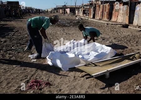 Die Dienste des Rathauses von Gonaives (190 km nördlich von Port au Prince) sammeln den Tod der Cholera im Bezirk Raboteau, Haiti, am 11. November 2010. Die Cholera-Epidemie machte offiziell 742 Todesfälle, aber sind zählen, dass in den Hopitalien deces die Walzenzahl wichtiger. Foto von Julien Tack/ABACAPRESS.COM Stockfoto