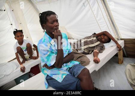 Am 12. November 2010 erkrankten Personen die Cholera im Hopital Sainte Catherine de Cite Soleil in Port au Prince, Haiti. Die Cholera epidimic bekommt die Hauptstadt offiziell seit dem 08. November und stellt laut dem Minister für Gesundheit und Bevölkerung eine nationale Bedrohung dar. Die aktuelle offizielle Maut beträgt mehr als 600 Todesfälle und 9000 ins Krankenhaus eingeliefert. Foto von Julien Tack/ABACAPRESS.COM Stockfoto