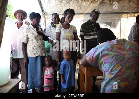 Am 12. November 2010 erkrankten Personen die Cholera im Hopital Sainte Catherine de Cite Soleil in Port au Prince, Haiti. Die Cholera epidimic bekommt die Hauptstadt offiziell seit dem 08. November und stellt laut dem Minister für Gesundheit und Bevölkerung eine nationale Bedrohung dar. Die aktuelle offizielle Maut beträgt mehr als 600 Todesfälle und 9000 ins Krankenhaus eingeliefert. Foto von Julien Tack/ABACAPRESS.COM Stockfoto