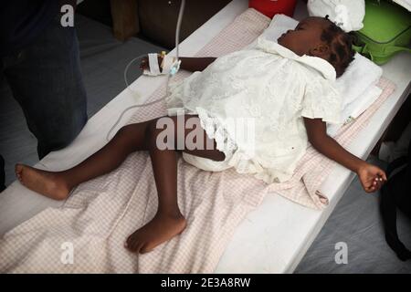 Am 12. November 2010 erkrankten Personen die Cholera im Hopital Sainte Catherine de Cite Soleil in Port au Prince, Haiti. Die Cholera epidimic bekommt die Hauptstadt offiziell seit dem 08. November und stellt laut dem Minister für Gesundheit und Bevölkerung eine nationale Bedrohung dar. Die aktuelle offizielle Maut beträgt mehr als 600 Todesfälle und 9000 ins Krankenhaus eingeliefert. Foto von Julien Tack/ABACAPRESS.COM Stockfoto