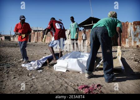 Die Dienste des Rathauses von Gonaives (190 km nördlich von Port au Prince) sammeln den Tod der Cholera im Bezirk Raboteau, Haiti, am 11. November 2010. Die Cholera-Epidemie machte offiziell 742 Todesfälle, aber sind zählen, dass in den Hopitalien deces die Walzenzahl wichtiger. Foto von Julien Tack/ABACAPRESS.COM Stockfoto