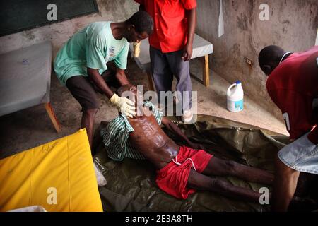 Die Dienste des Rathauses von Gonaives (190 km nördlich von Port au Prince) sammeln den Tod der Cholera im Bezirk Raboteau, Haiti, am 11. November 2010. Die Cholera-Epidemie machte offiziell 742 Todesfälle, aber sind zählen, dass in den Hopitalien deces die Walzenzahl wichtiger. Foto von Julien Tack/ABACAPRESS.COM Stockfoto