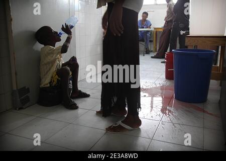 Am 12. November 2010 erkrankten Personen die Cholera im Hopital Sainte Catherine de Cite Soleil in Port au Prince, Haiti. Die Cholera epidimic bekommt die Hauptstadt offiziell seit dem 08. November und stellt laut dem Minister für Gesundheit und Bevölkerung eine nationale Bedrohung dar. Die aktuelle offizielle Maut beträgt mehr als 600 Todesfälle und 9000 ins Krankenhaus eingeliefert. Foto von Julien Tack/ABACAPRESS.COM Stockfoto