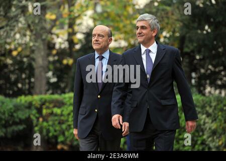 Die Bilder des kürzlich ernannten französischen Verteidigungsministers Alain Juppe und des ehemaligen französischen Verteidigungsministers Herve Morin sind während einer Zeremonie der Machtübergabe im Verteidigungsministerium im Hotel de Brienne in Paris am 15. November 2010 zu sehen. Foto von Nicolas Gouhier/ABACAPRESS.COM Stockfoto