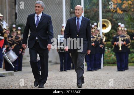 Der ehemalige französische Verteidigungsminister Herve Morin und der neu ernannte französische Verteidigungsminister Alain Juppe werden während einer Zeremonie zur Machtübergabe im Verteidigungsministerium, Hotel de Brienne in Paris, Frankreich, am 15. November 2010, abgebildet. Foto von Nicolas Gouhier/ABACAPRESS.COM Stockfoto