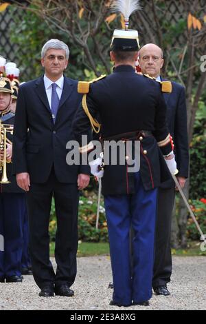 Der ehemalige französische Verteidigungsminister Herve Morin und der neu ernannte französische Verteidigungsminister Alain Juppe werden während einer Zeremonie zur Machtübergabe im Verteidigungsministerium, Hotel de Brienne in Paris, Frankreich, am 15. November 2010, abgebildet. Foto von Nicolas Gouhier/ABACAPRESS.COM Stockfoto