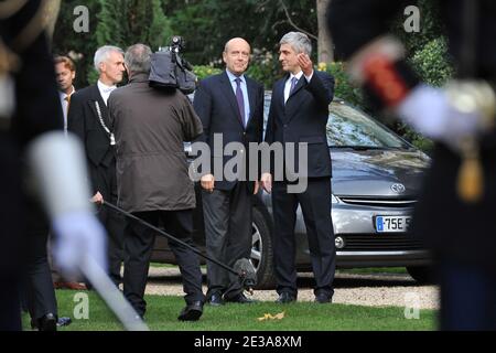 Die Bilder des kürzlich ernannten französischen Verteidigungsministers Alain Juppe und des ehemaligen französischen Verteidigungsministers Herve Morin sind während einer Zeremonie der Machtübergabe im Verteidigungsministerium im Hotel de Brienne in Paris am 15. November 2010 zu sehen. Foto von Nicolas Gouhier/ABACAPRESS.COM Stockfoto