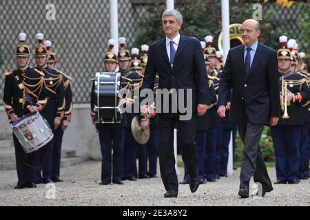 Der ehemalige französische Verteidigungsminister Herve Morin und der neu ernannte französische Verteidigungsminister Alain Juppe werden während einer Zeremonie zur Machtübergabe im Verteidigungsministerium, Hotel de Brienne in Paris, Frankreich, am 15. November 2010, abgebildet. Foto von Nicolas Gouhier/ABACAPRESS.COM Stockfoto