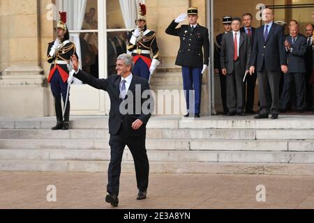 Der ehemalige französische Verteidigungsminister Herve Morin verlässt das Verteidigungsministerium, das Hotel de Brienne hinter dem neu ernannten französischen Verteidigungsminister Alain Juppe nach einer Machtübergabe am 15. November 2010 in Paris, Frankreich. Foto von Nicolas Gouhier/ABACAPRESS.COM Stockfoto
