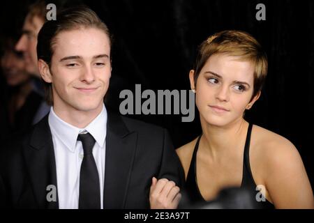 Emma Watson (R) und Bruder Alex Watson besuchen am 15. November 2010 die Premiere von "Harry Potter und die Heiligtümer des Todes - Teil 1" in der Alice Tully Hall in New York City, NY, USA. Foto von Mehdi Taamallah/ABACAPRESS.COM Stockfoto